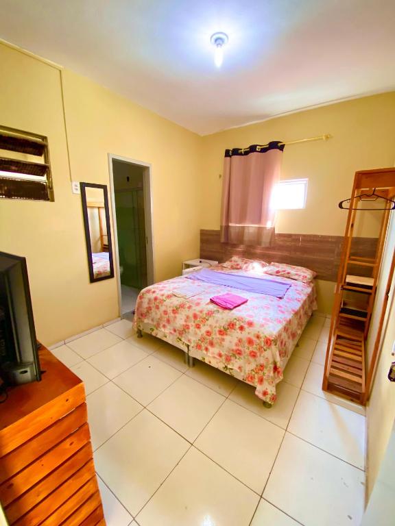 蒂安瓜Pousada Tianguá - Top Demais的一间卧室配有一张床和电视