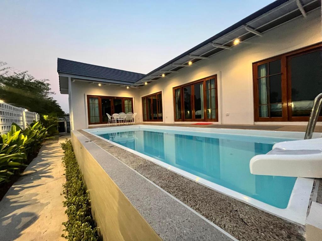 乌隆他尼บ้านพูลวิลล่าอุดรธานี by บ้านแสนรัก的一座房子后院的游泳池