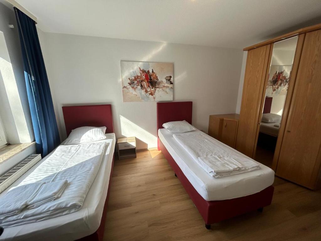 汉诺威Othman Appartements Alte Schmiede 2 OG L的带两张床和镜子的客房