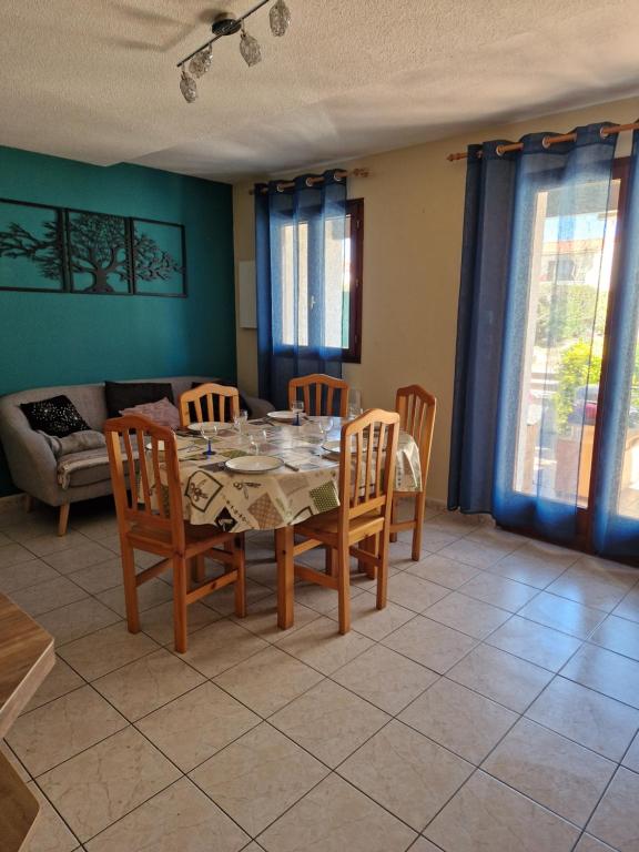 Villa 6p piscine spa privatif wifi proche des plages的休息区