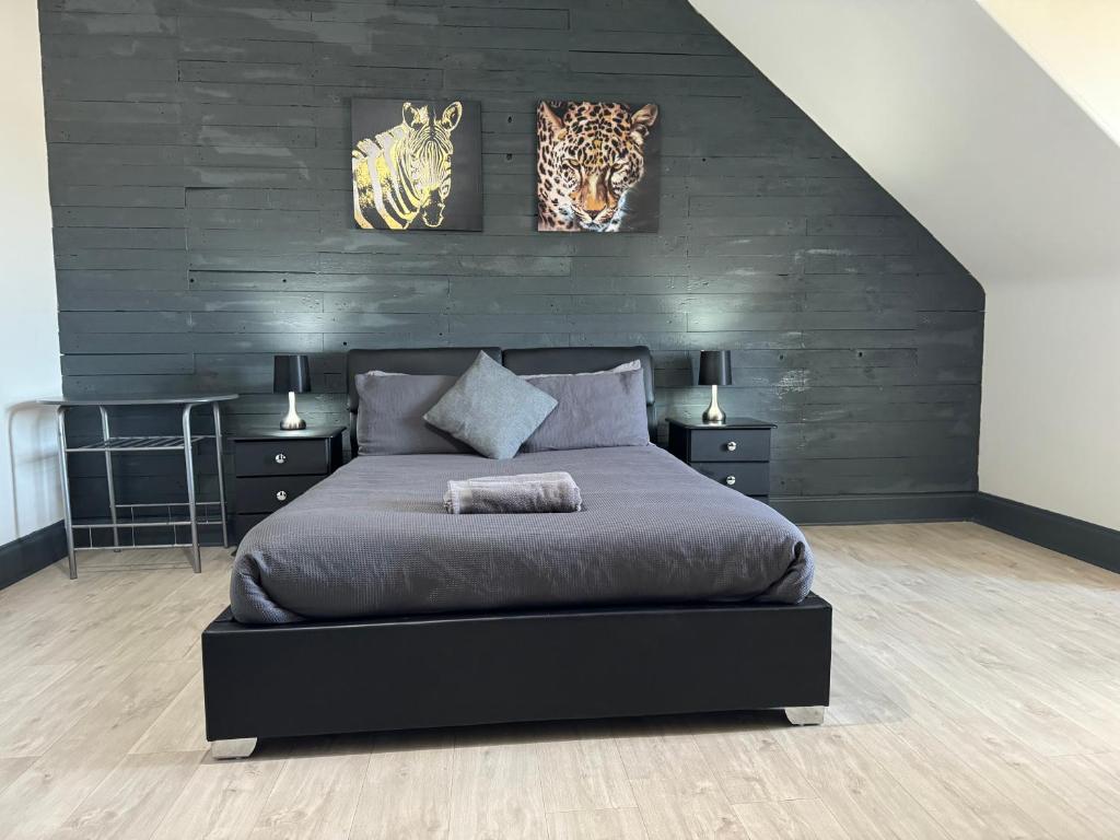 彼得黑德Aspen Guest House的卧室配有一张床铺,墙上挂着两只老虎