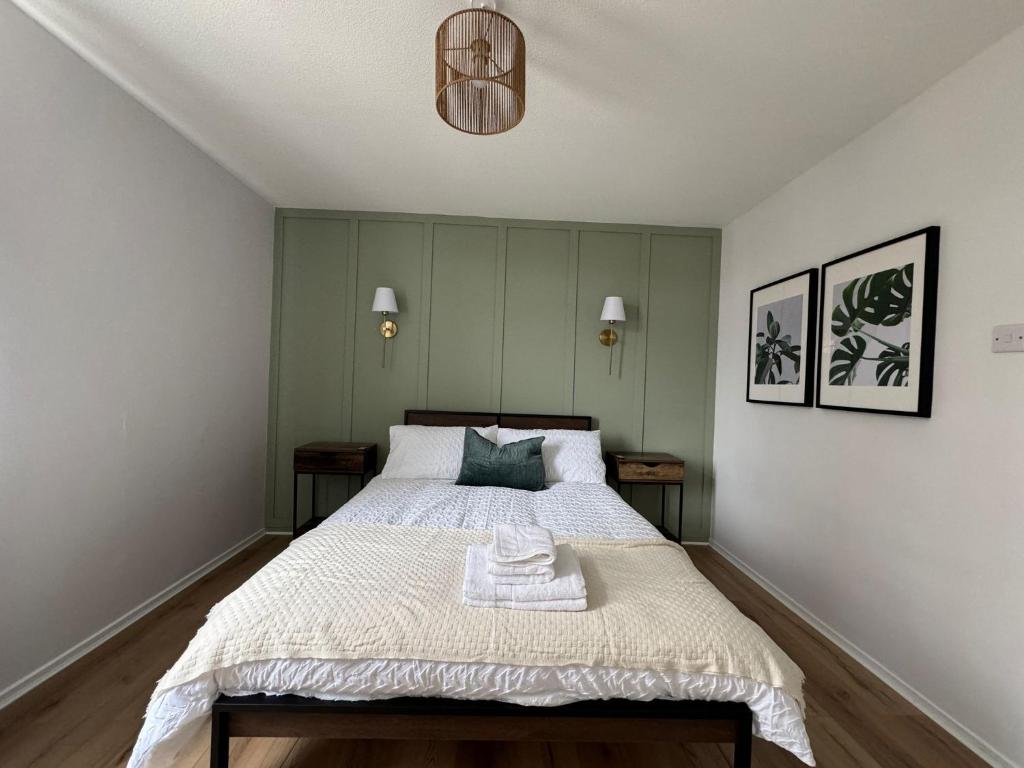 ThamesmeadGrace House - 15 Minutes To Central London的一间卧室配有一张带白色床罩的床