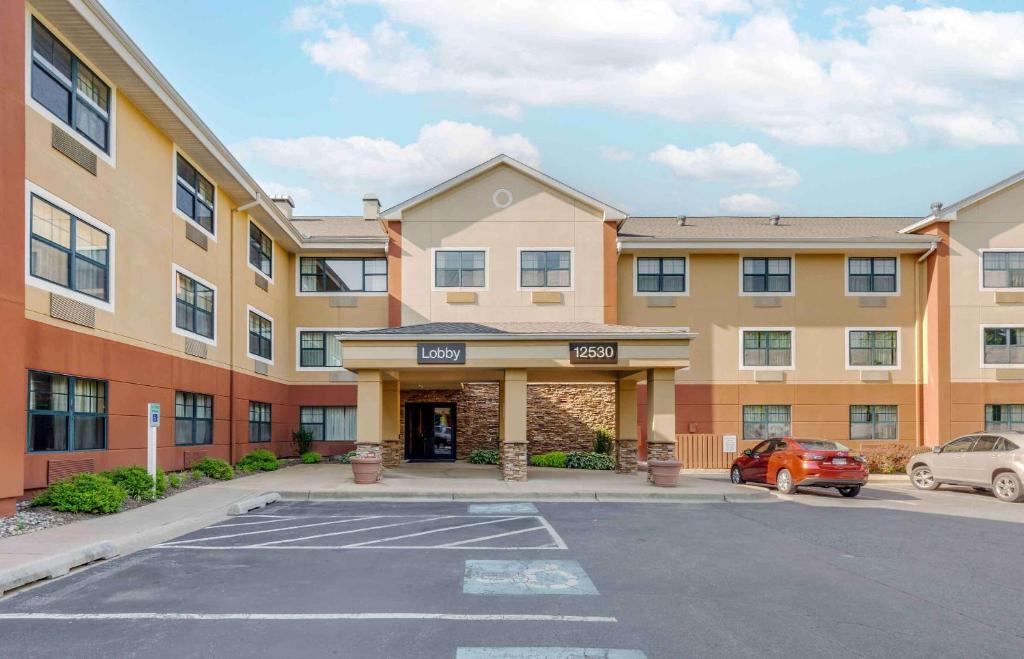 日耳曼敦Extended Stay America Suites - Washington DC Germantown Milestone的大楼前的停车场