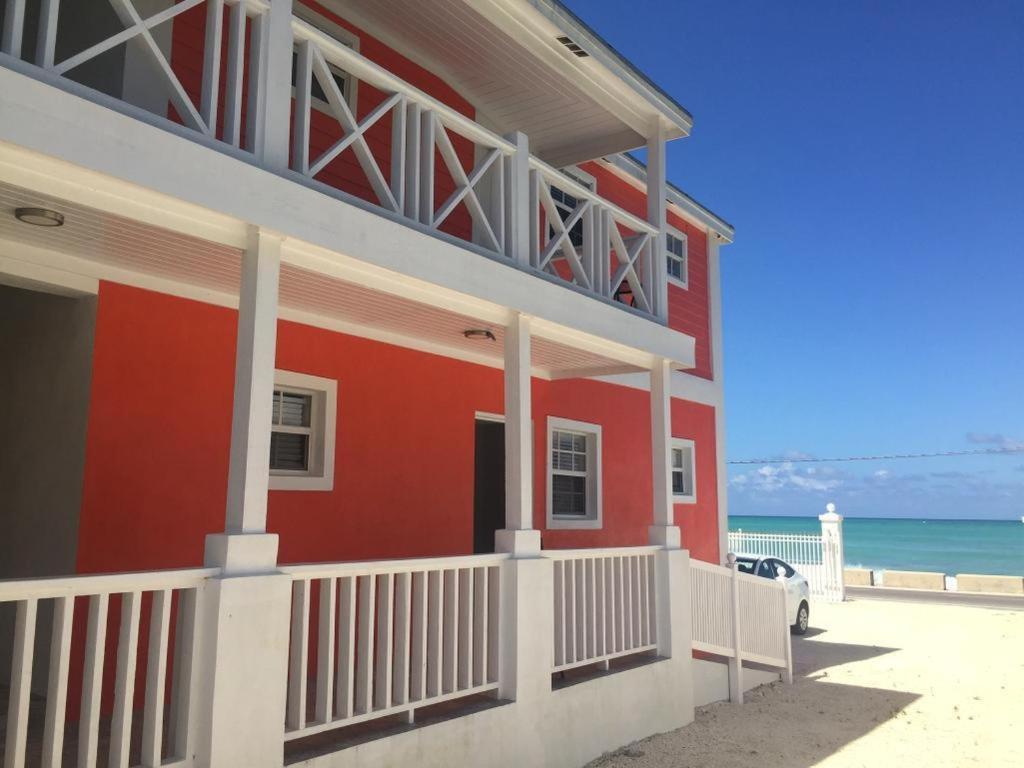 拿骚Stay BnB的海边的红色房子,设有白色阳台