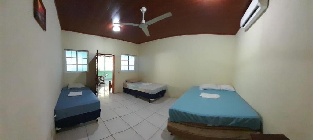 El ViejoThe captains iin的客房设有两张床和吊扇。