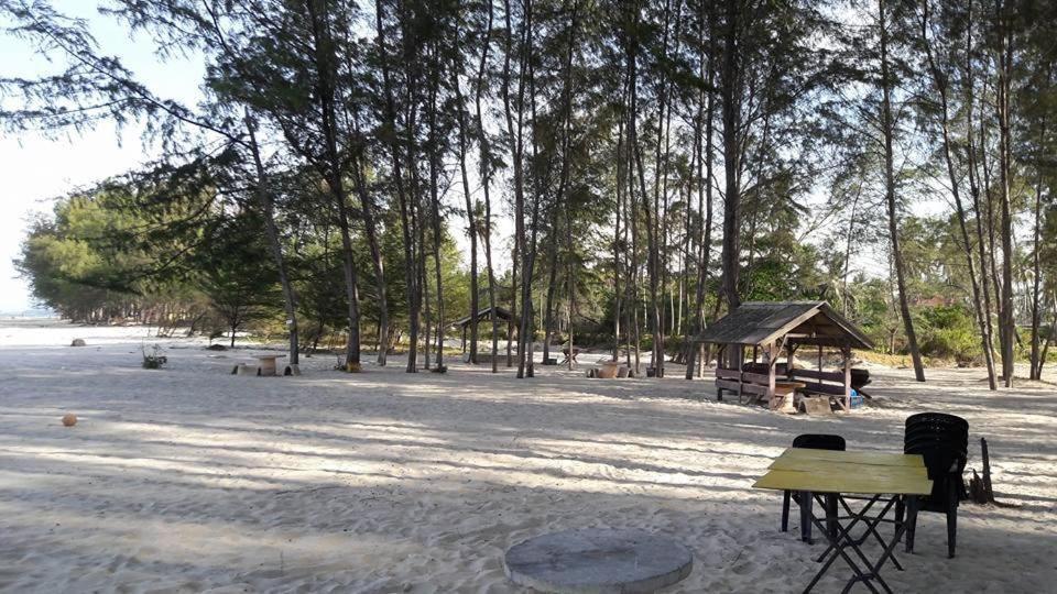 巴佐Chalet Barokah Resort, Bachok的公园内的野餐桌和凉亭