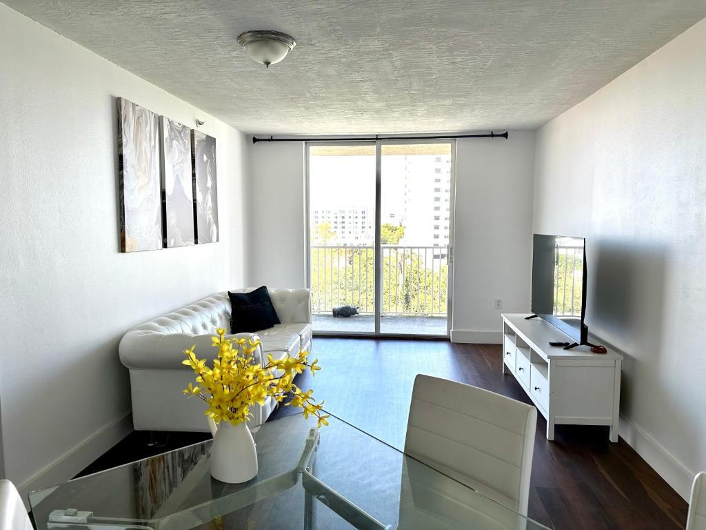 迈阿密Private bedroom 1 block from Downtown Miami的带沙发和玻璃桌的客厅