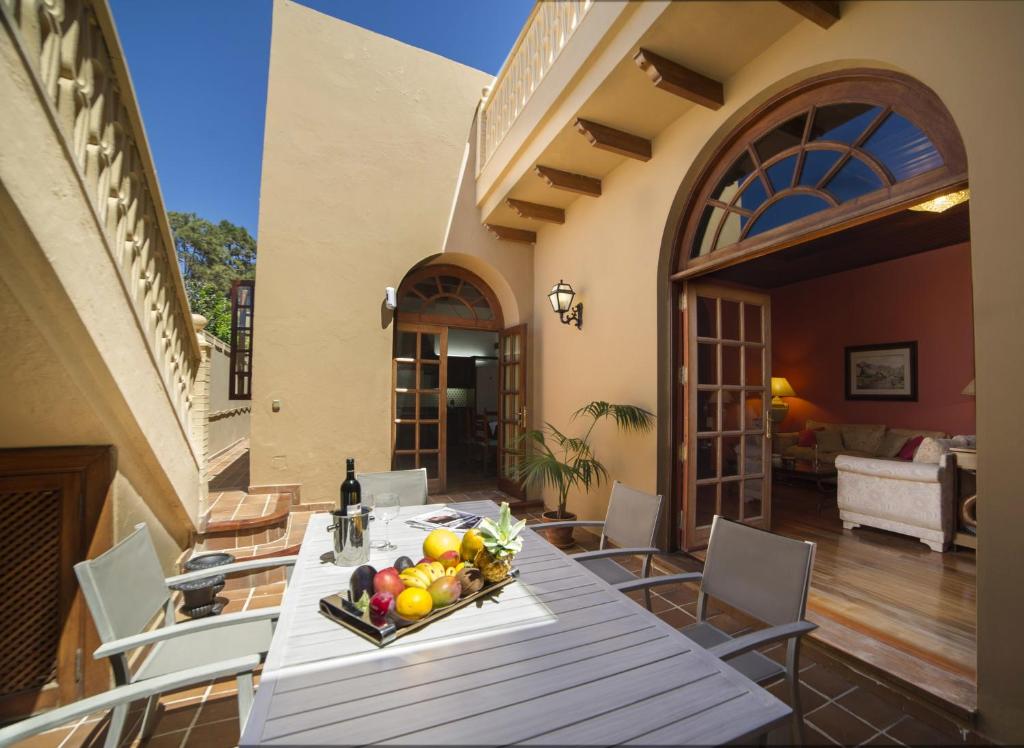 加尔达尔Residencial Los Oliva Confort的露台上的一张桌子和一碗水果