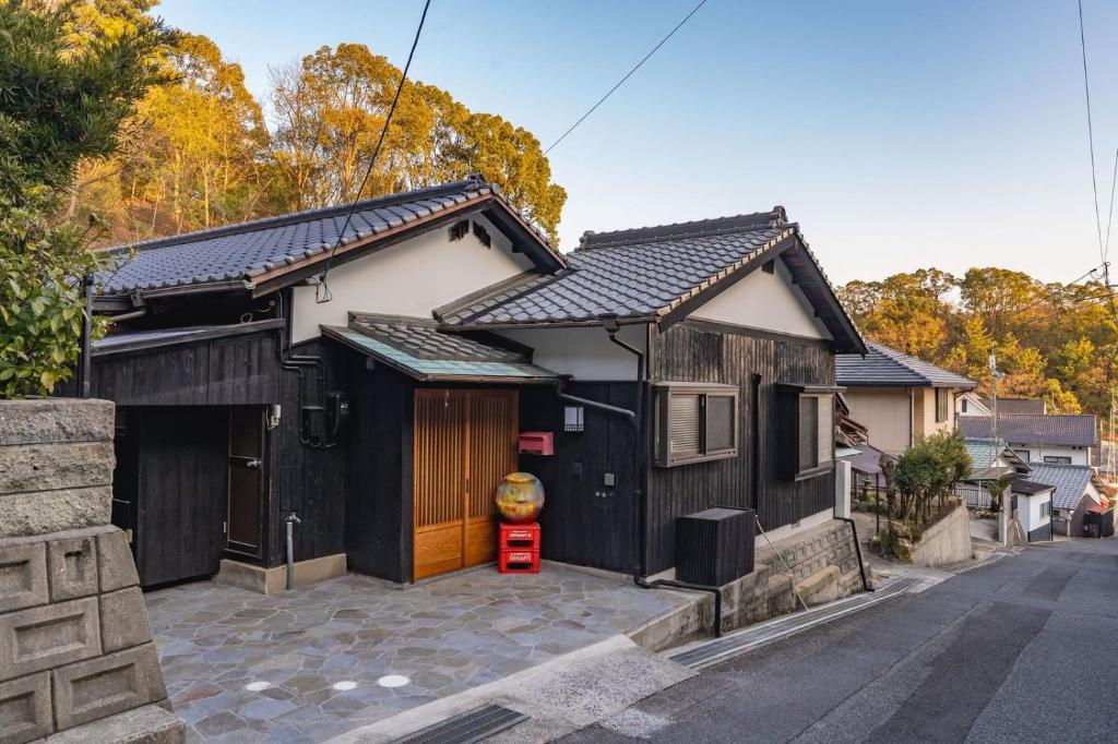 直岛町Naoshima Juju Art House　直島ジュジュアートハウス的黑白房子,带车库