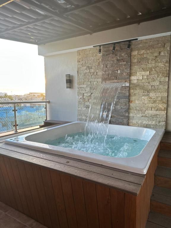 圣弗朗西斯科德马科里斯Rooftop Paradise的阳台设有带喷泉的浴缸