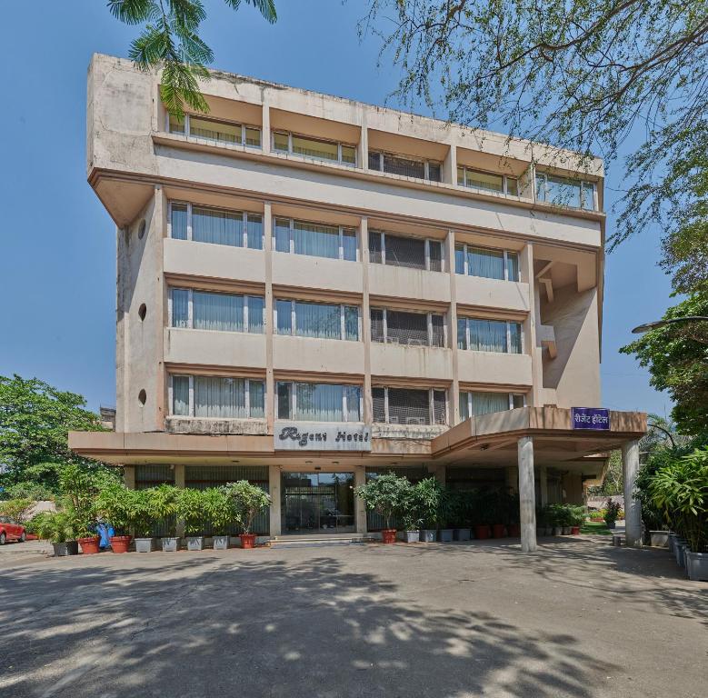 孟买Regent Hotel Andheri的一座拥有许多窗户的大型建筑