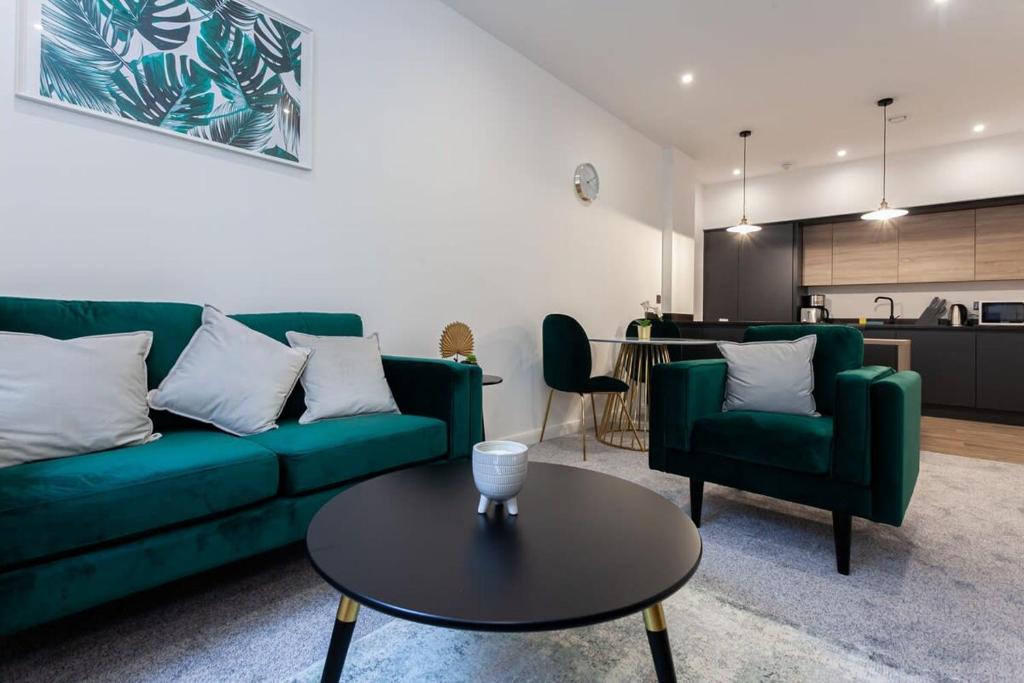 博尔顿Fantastic 1 bedroom apartment in Bolton的客厅配有绿色沙发和桌子