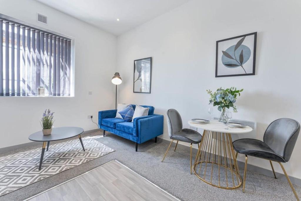 布赖尔利希尔Contemporary & Cosy 1 Bed Apartment in Dudley的客厅配有蓝色的沙发和椅子