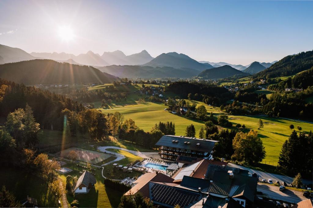 温蒂加斯顿Hotel Sperlhof的享有度假胜地的空中景致,以山脉为背景