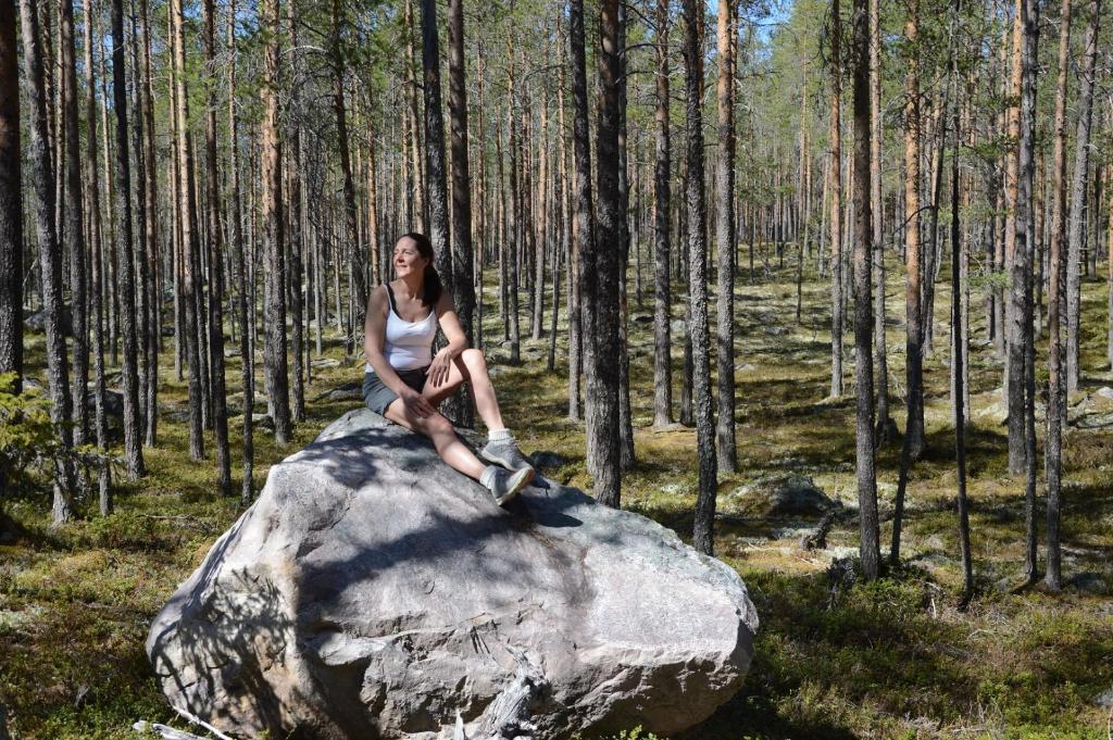 Ljørdal16-Nasjonalpark, sykling, fisking, kanopadling, skogs- og fjellturer的坐在森林岩石上的女人