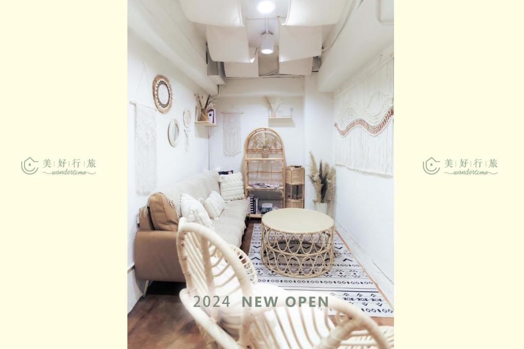 台北美好行旅2-女子馆「台北车站」的客厅配有沙发和桌子
