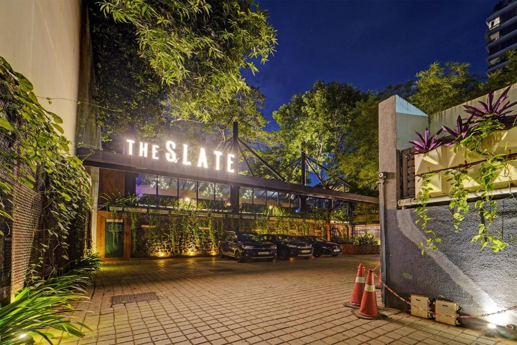 钦奈Palette - The Slate Hotel的带有读取国家符号的建筑物