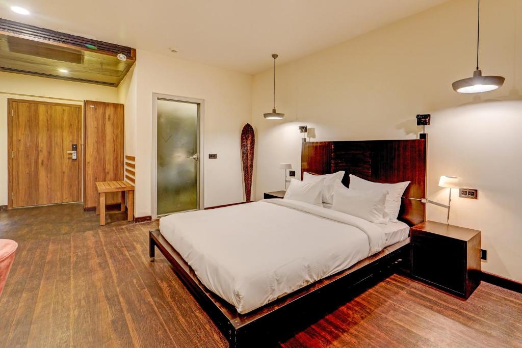 钦奈Palette - The Slate Hotel的卧室配有一张白色大床