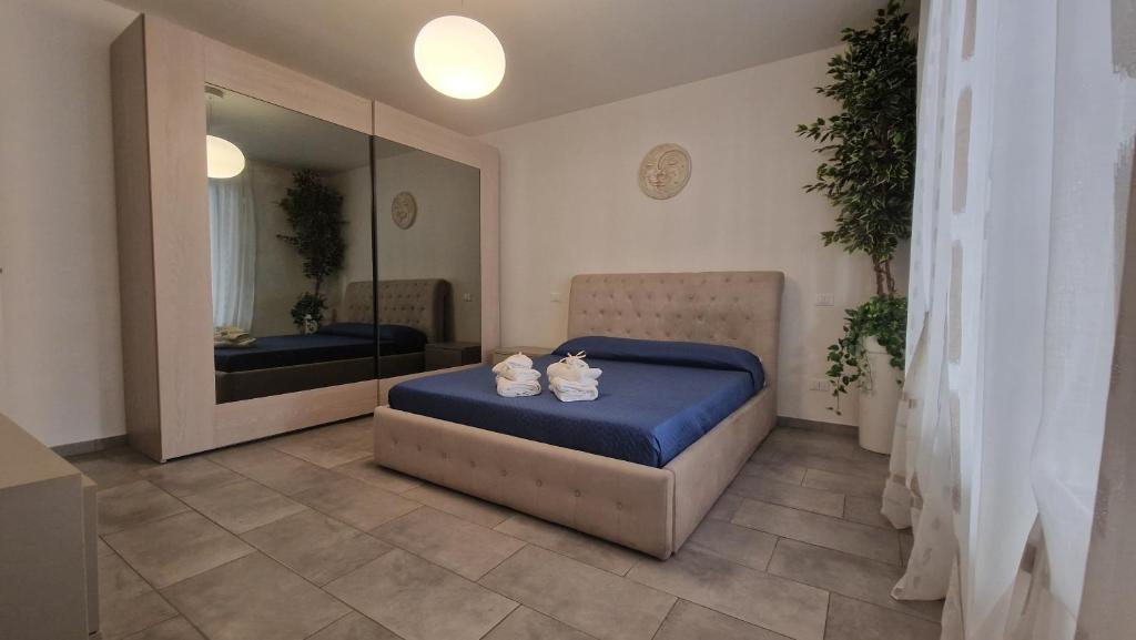 利沃诺Costa rooms apartament的一间卧室配有一张床和一面大镜子