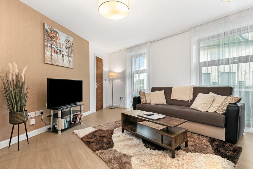 沃金Modern 1 Bedroom Apartment in Woking Town Centre的带沙发和平面电视的客厅