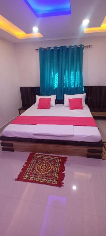 RaxaulHotel Raxaul King的一间卧室配有一张带蓝色窗帘的大床