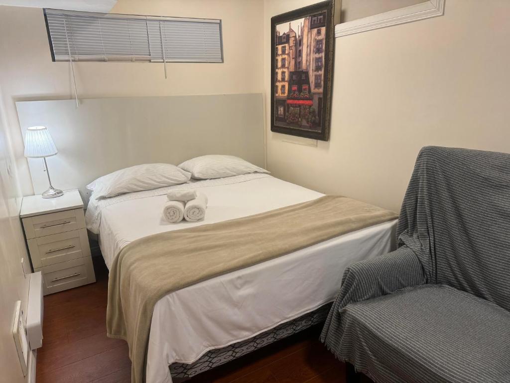 温哥华Cozy Guest Home close UBC and Downtown的一间小卧室,配有一张床和一把椅子