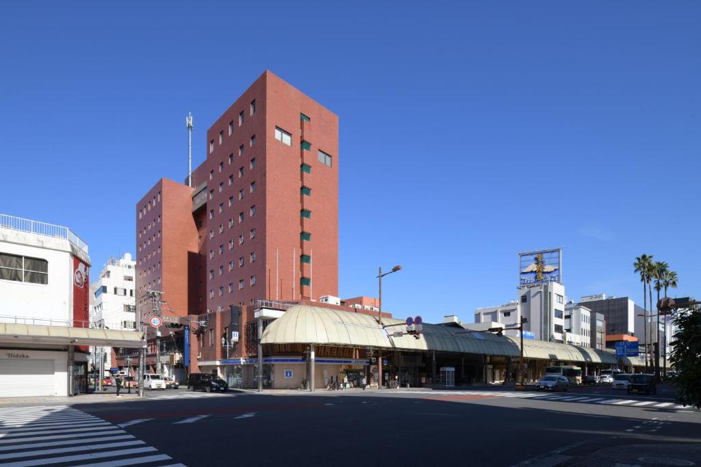 宫崎HOTEL MYSTAYS Miyazaki的一座高楼城市的空街道