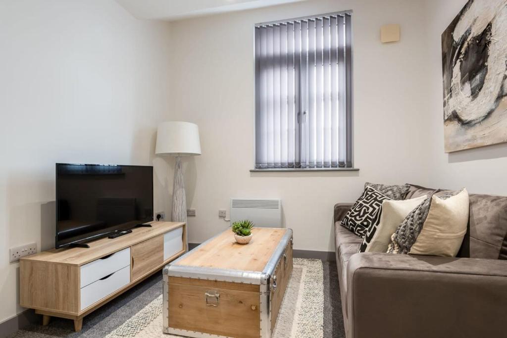 唐克斯特1 Bedroom Budget Apartment in Central Doncaster的带沙发和电视的客厅
