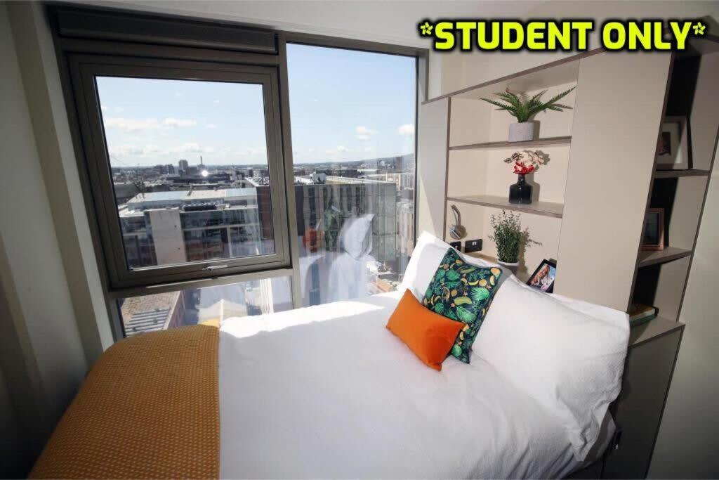 贝尔法斯特Student Only Zeni Ensuite Rooms Belfast的卧室设有白色的床和大窗户