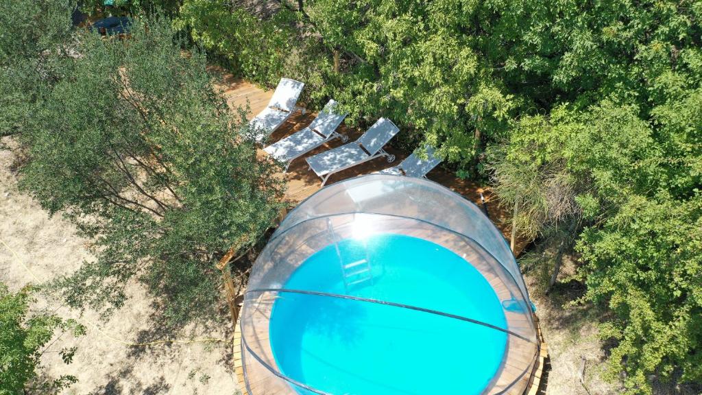 波尔托罗斯提尔格兰品豪华帐篷的享有带椅子和游泳池的度假屋的顶部景致