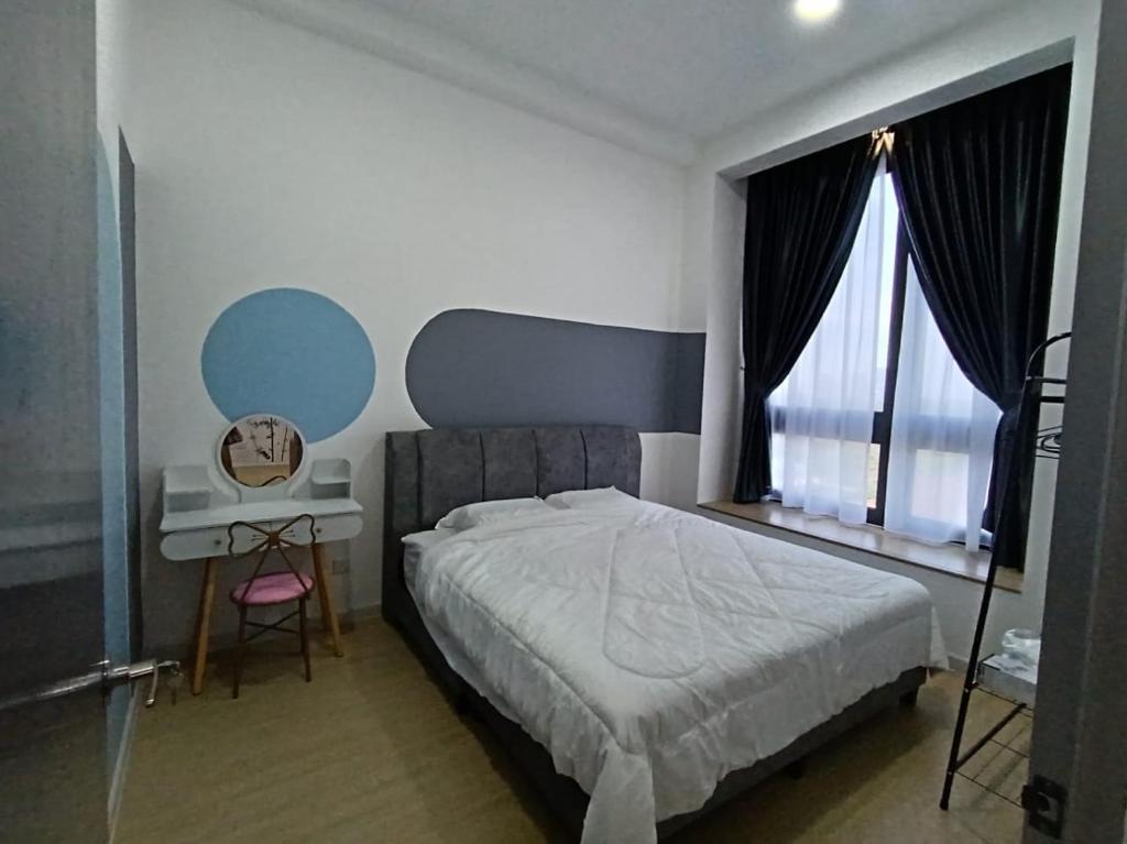 Kampong PendasSunway Grid @ Sunway Bigbox By YS Property的一间卧室配有一张床、一张书桌和两个窗户。