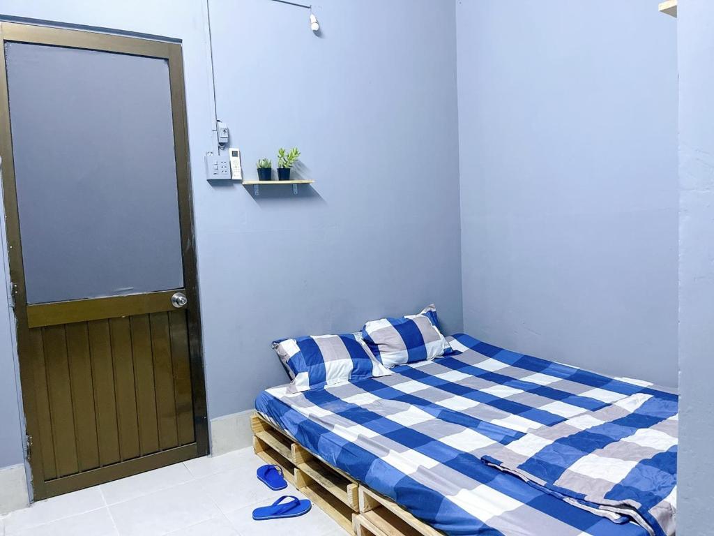 芹苴Nhà Nghỉ Thành Đạt的一间卧室配有一张带蓝白色 ⁇ 面毯的床