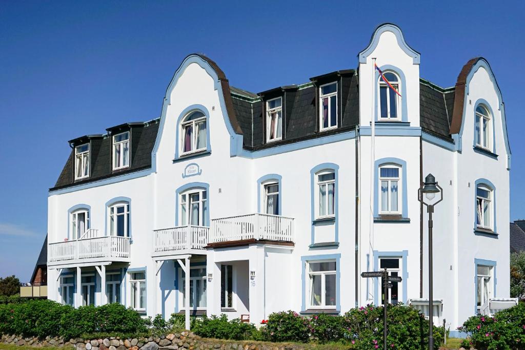 文尼斯塔特Hotel Villa Klasen的黑色屋顶的白色大建筑