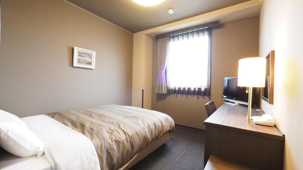 松本如特音卡特松本国米酒店的酒店客房设有床和窗户。