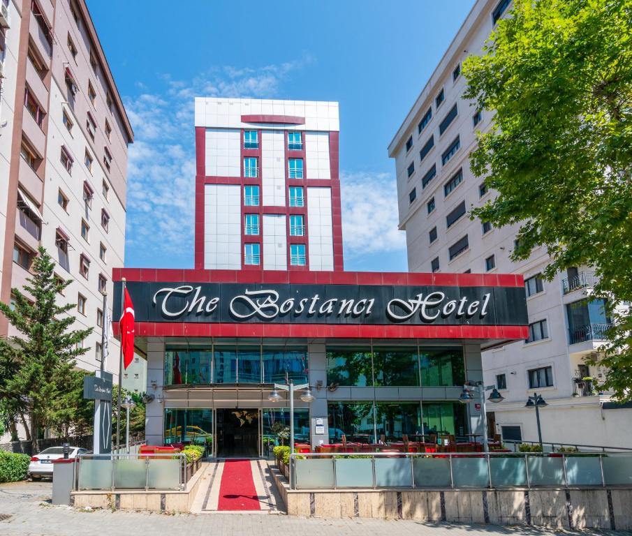 伊斯坦布尔The Bostancı Otel的一座建筑,上面有波士顿酒店的标志