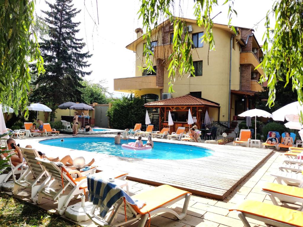 韦林格勒IV家庭旅馆的一个带躺椅的游泳池和一间酒店