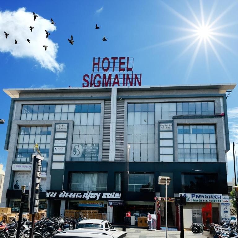 艾哈迈达巴德Hotel Sigma的建筑顶部的酒店标志