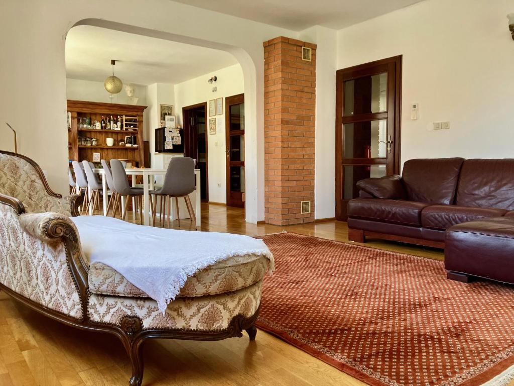 卢布尔雅那HoMEMADE Bed and breakfast的客厅配有沙发和桌子