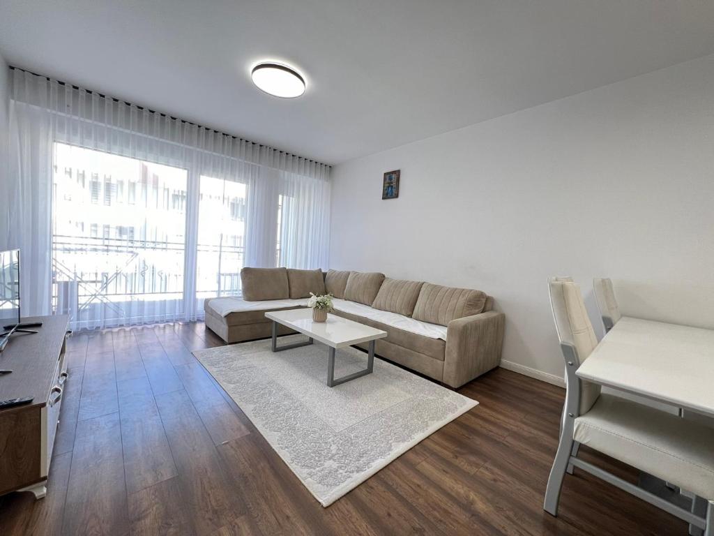 乌罗舍瓦茨City Center 1bedroom的客厅配有沙发和桌子