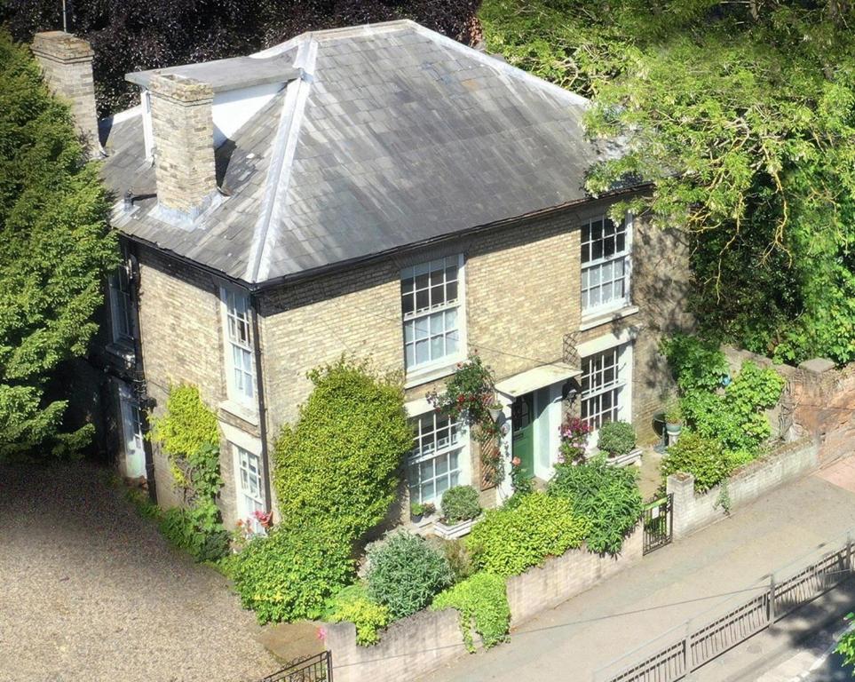 比勒瑞卡Georgian house in Billericay - quirky & homely的常春藤生长在房子的一侧