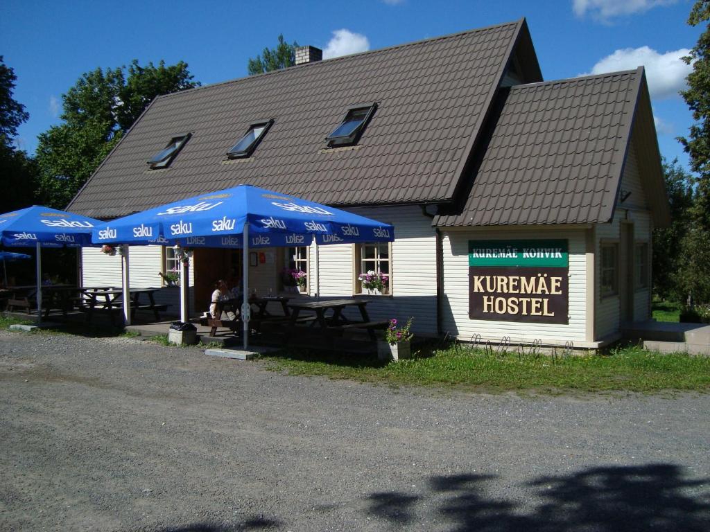 Kuremäe库瑞玛尼旅馆的前面有蓝色雨伞的房子