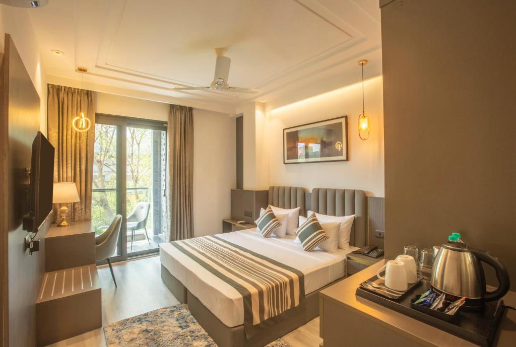 古尔冈OPO Hotel Iffco Chowk的酒店客房设有床和窗户。