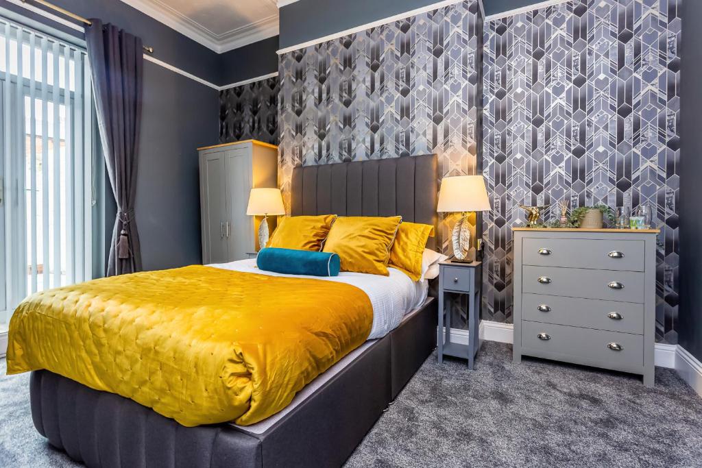 南希尔兹Room 01 - Sandhaven Rooms - Double的一间卧室配有一张带黄色床罩的大床