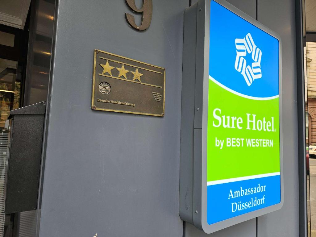杜塞尔多夫Sure Hotel by Best Western Ambassador Duesseldorf的建筑上的一个标志,上面写着最好的博物馆修整酒店