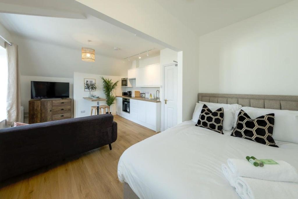 布里斯托Grange Road Studio 6的一间带白色大床的卧室和一间厨房