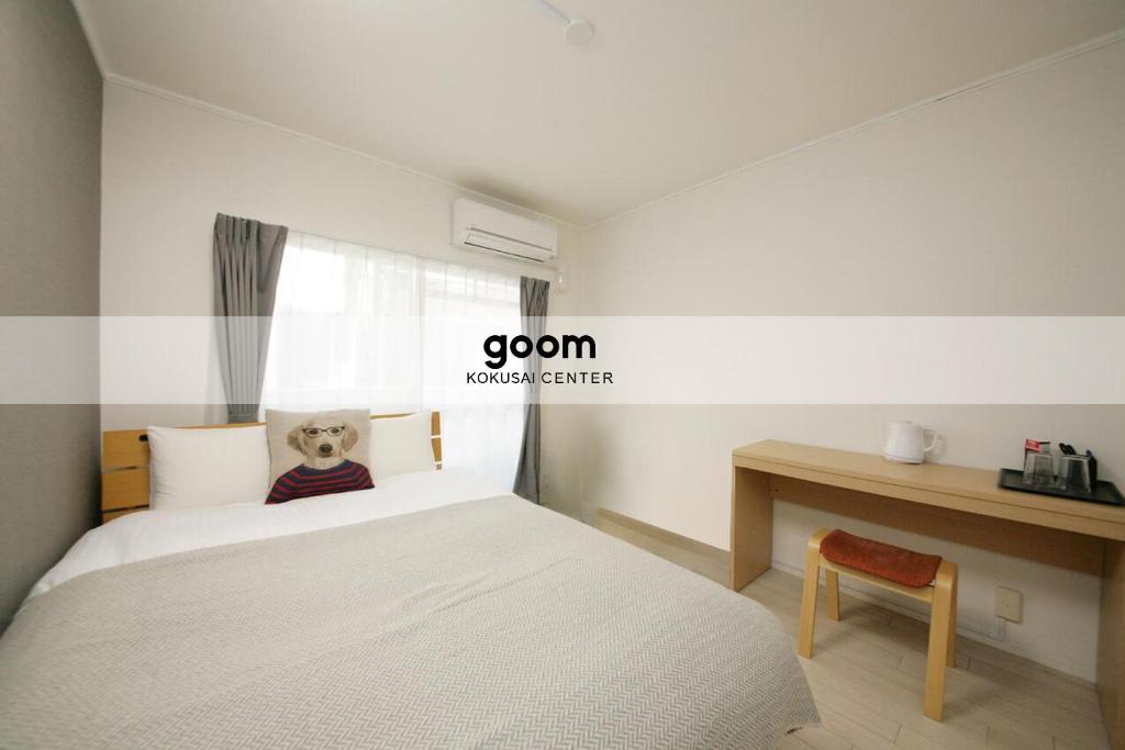 福冈goom Hotel Fukuoka-Kokusai-Center的一间卧室,床上有泰迪熊