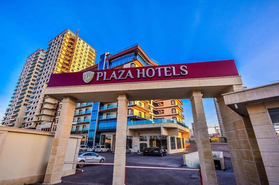 奥兰HOTEL PLAZA ORAN的标有读取广场酒店标志的酒店