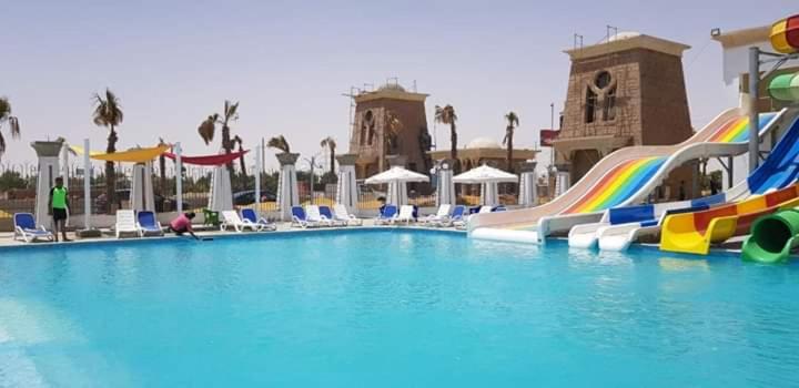 艾因苏赫纳LASIRENA MANI EGYPT-Family Only的度假村内带水滑梯的游泳池