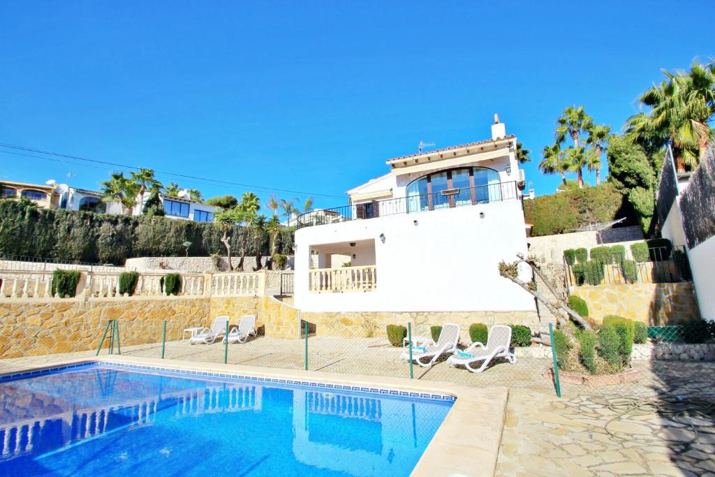 莫莱拉Droomland - sea view villa with private pool in Moraira的一座带游泳池和房子的别墅