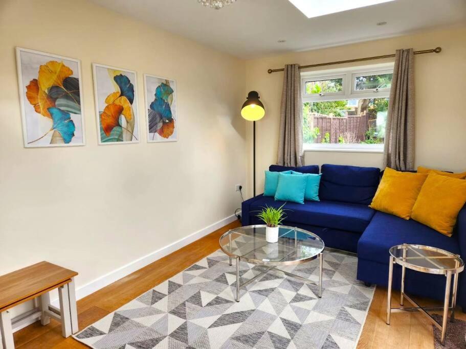 格洛斯特Gilpin villa 4Bedroom WiFi, Parking, Netflix, Garden的客厅配有蓝色的沙发和桌子